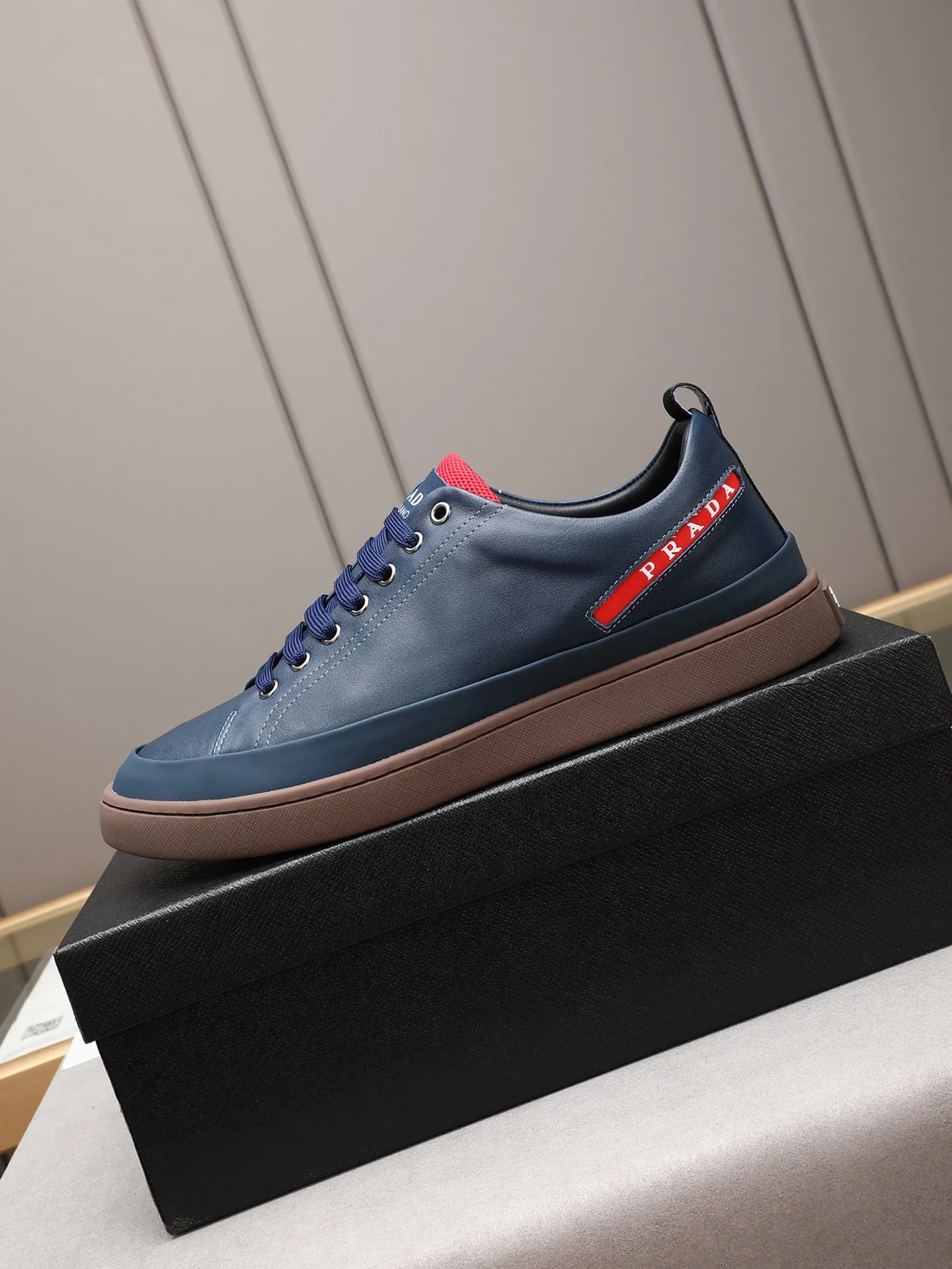 Men's shoes💰420💰 Brand: PRADA (Prada) Standard code: Men's code 38–44 (45 can be customized) Material: Original cowhide, breathable sheep lining Special outsole Style category: Men's fashionable casual sneakers Low-key luxury! Color: actual picture color